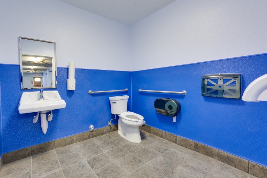 More Photos Of 306-308 Roberts Ln, Bakersfield Storefront Retail Residential For Sale