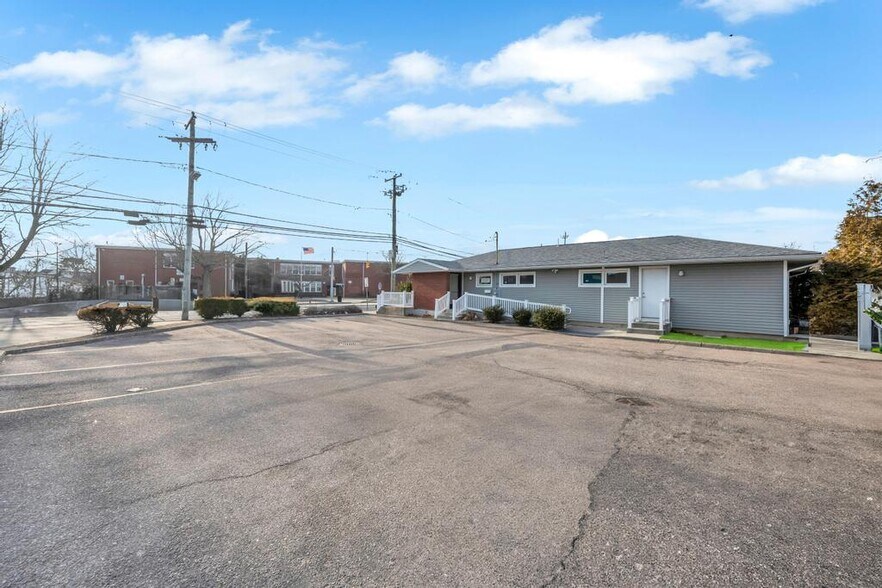 Primary Photo Of 760 Wellwood Ave, Lindenhurst Medical For Sale