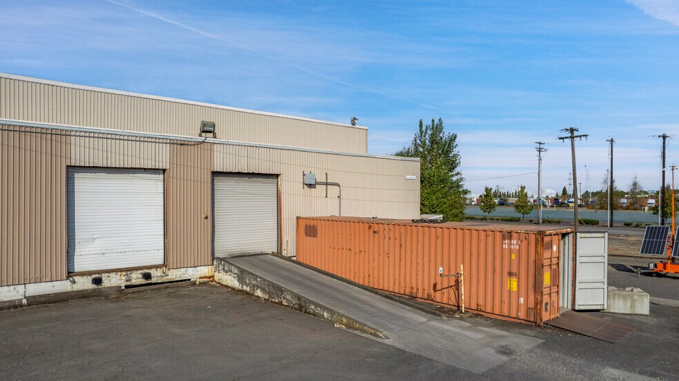 More Photos Of 9930 N Burgard Way, Portland Warehouse For Sale