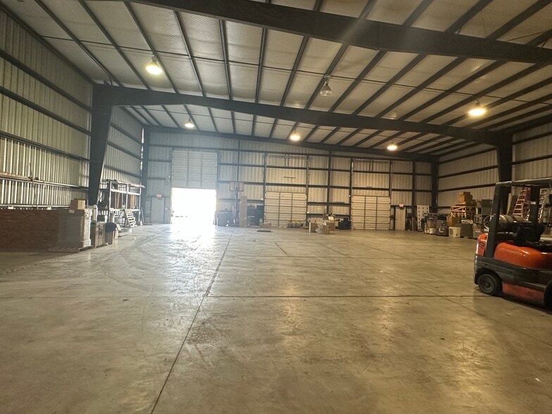 More Photos Of 1060 W High St, Lexington Warehouse For Lease