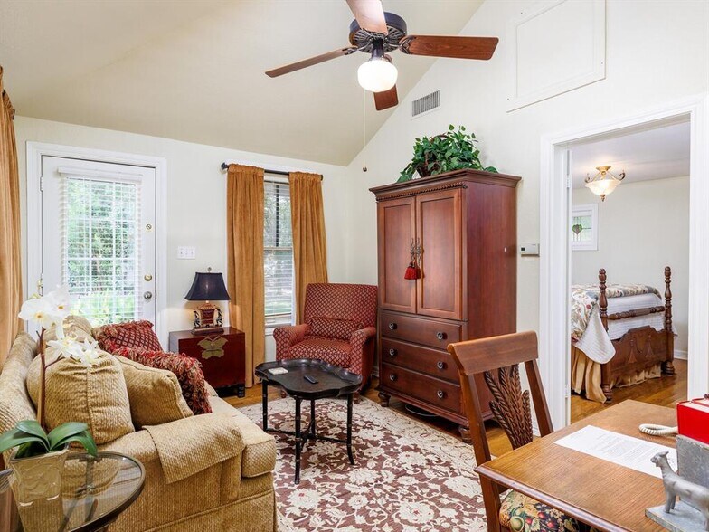 More Photos Of 915 E Cameron Ave, Rockdale Hotel For Sale