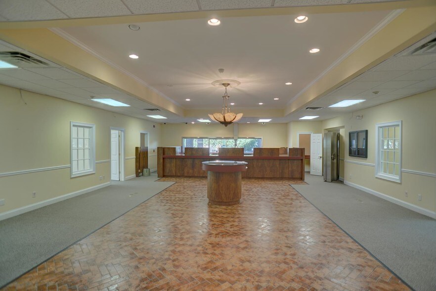 More Photos Of 100 Colony Park Dr, Cumming Bank For Lease