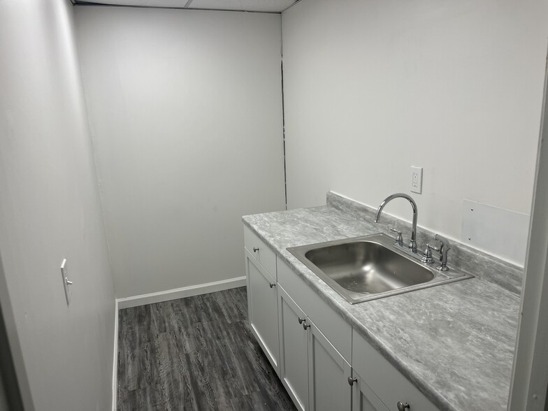 More Photos Of 1112 Ulrich Ave, Louisville Office For Lease