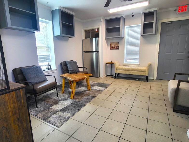 More Photos Of 2409 Maxwell Ln, Deer Park Office For Lease