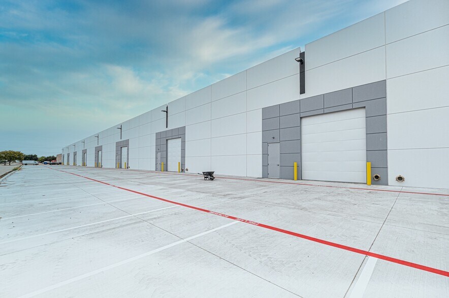 More Photos Of 8480 Esters Blvd, Irving Warehouse For Lease