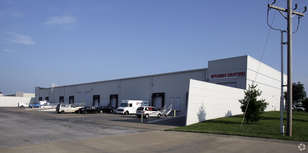 More Photos Of 201-215 Stag Industrial Blvd, Lake Saint Louis Warehouse For Lease