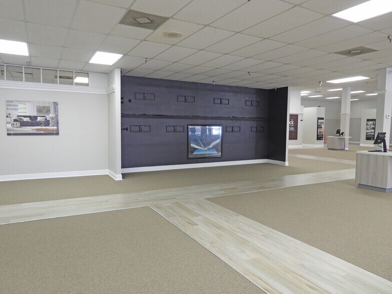 More Photos Of 3800 W New Haven Ave, Melbourne Freestanding For Lease