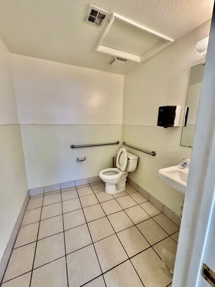 More Photos Of 1965 S Alma School Rd, Chandler General Retail For Lease