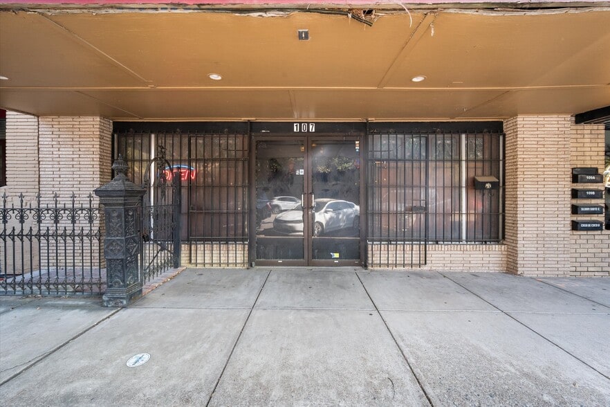 More Photos Of 107 S Beaton St, Corsicana Storefront For Sale