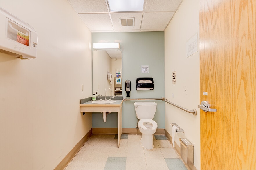 More Photos Of 860 NW Washington Blvd, Hamilton Medical For Sale