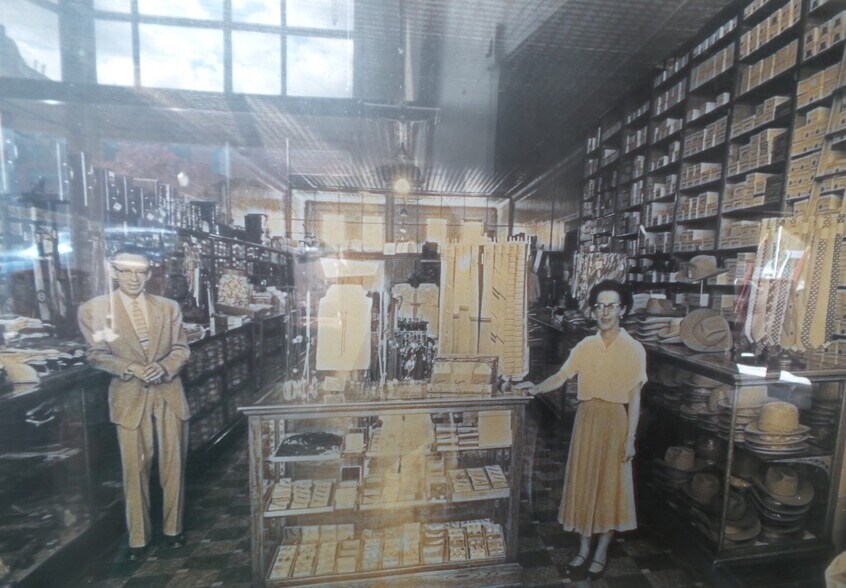 More Photos Of 927 Main St, Evanston General Retail For Lease