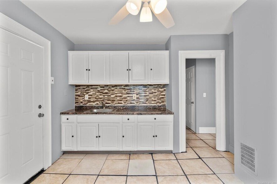 More Photos Of 39 Jane St, Bridgeport Apartments For Sale