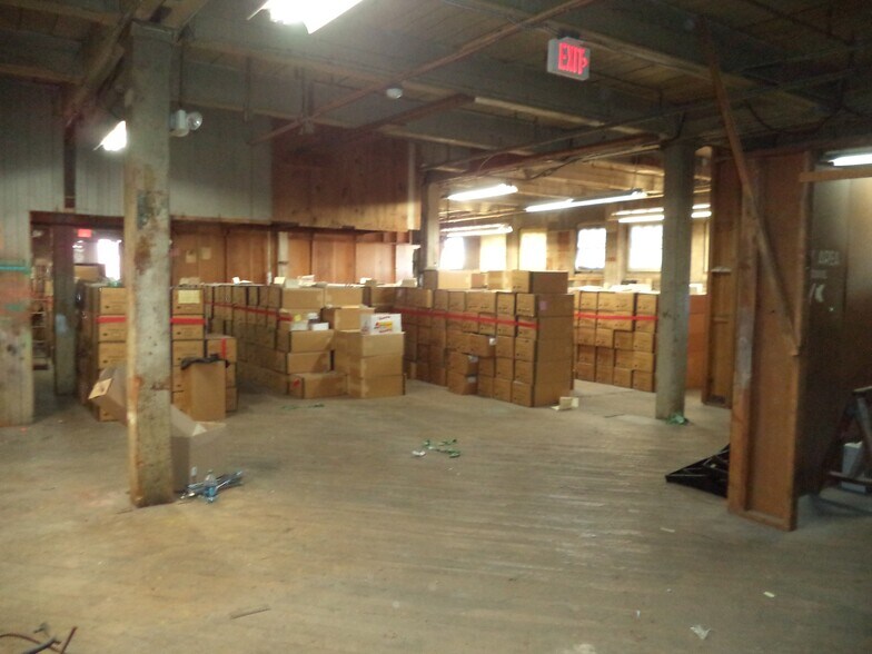 More Photos Of 121 Valley St, Manchester Showroom For Sale