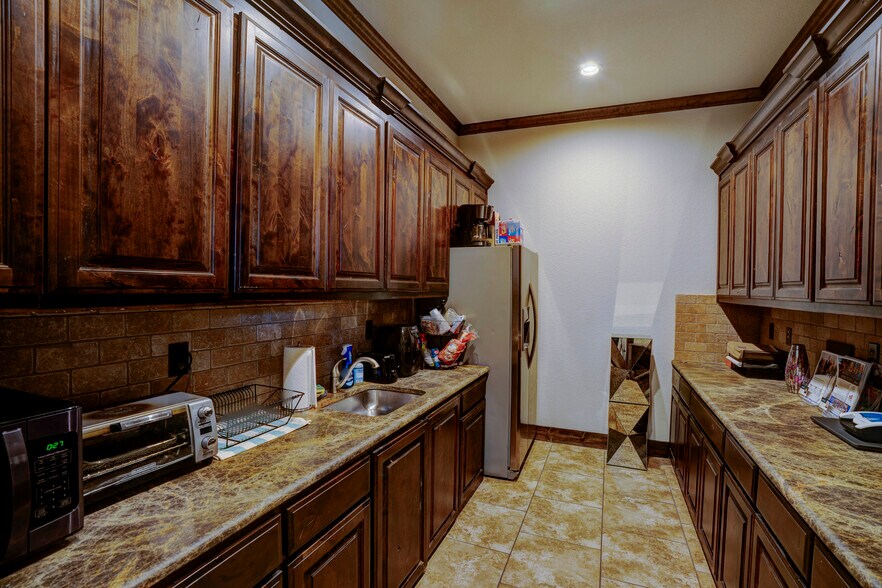 More Photos Of 9125 Belshire Dr, North Richland Hills Office For Lease