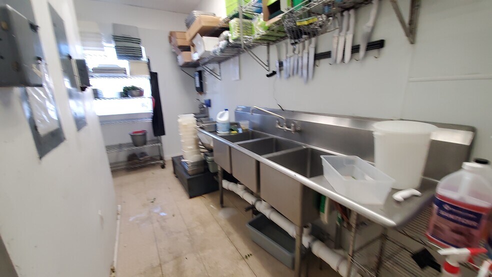 More Photos Of 18100 Georgia Ave, Olney Restaurant For Lease