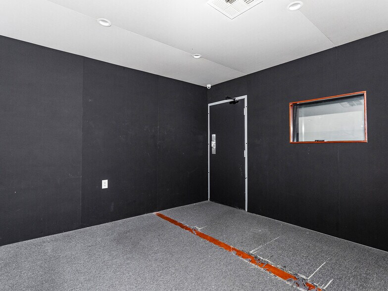 More Photos Of 10746 Magnolia Blvd, North Hollywood Medical For Sale