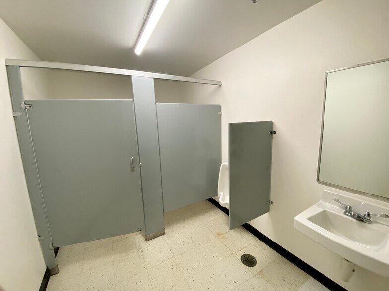 More Photos Of 1203 W Ferdon St, Litchfield Storefront For Lease