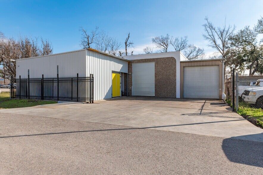Primary Photo Of 7414 Domino Ln, Houston Light Distribution For Sale