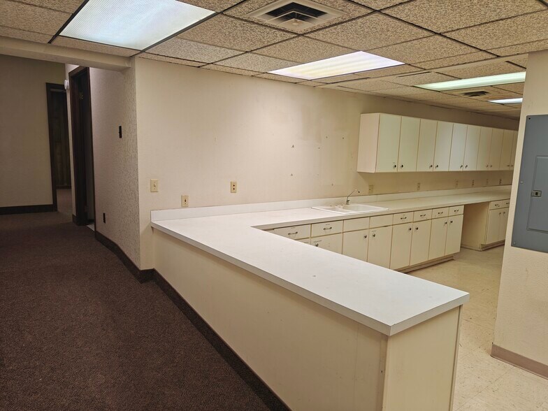 More Photos Of 208 E 1st St, McCook Office For Sale
