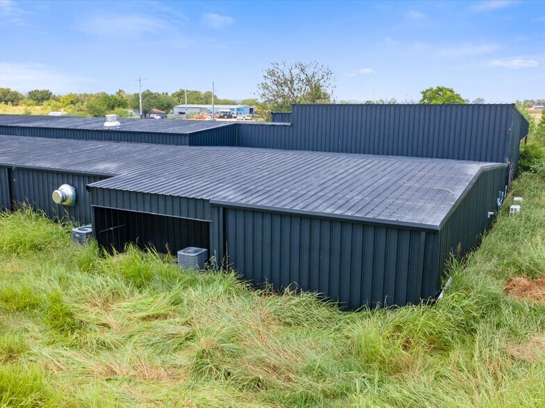 More Photos Of 700 N Main St, Lexington Warehouse For Lease