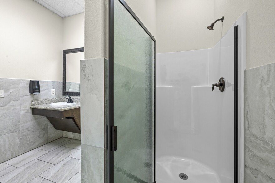 More Photos Of 2023 Humble Westfield Rd, Houston Warehouse For Sale