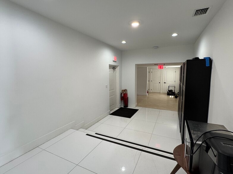 More Photos Of 1040 S Federal Hwy, Hollywood Office For Sale