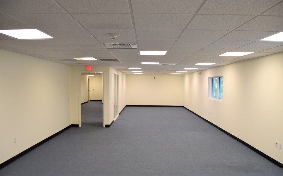 More Photos Of 800 W Indiantown Rd, Jupiter Storefront Retail Office For Sale