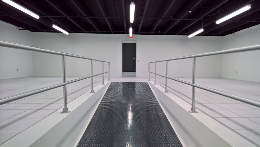 More Photos Of 1515 Round Table Dr, Dallas Warehouse For Lease