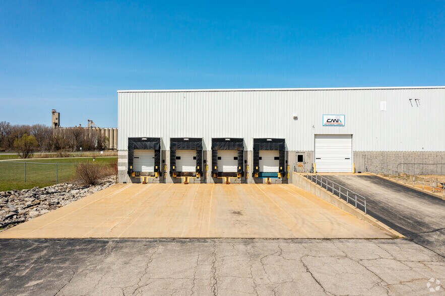 More Photos Of 2220 Veterans Memorial Pky, Saginaw Warehouse For Lease