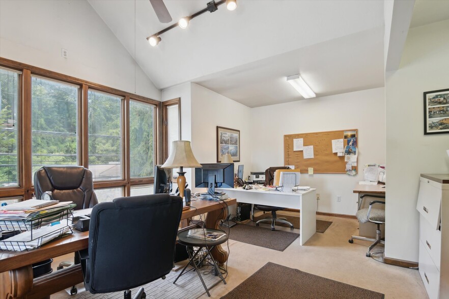 More Photos Of 1641 Saw Mill Run Blvd, Pittsburgh Flex For Sale