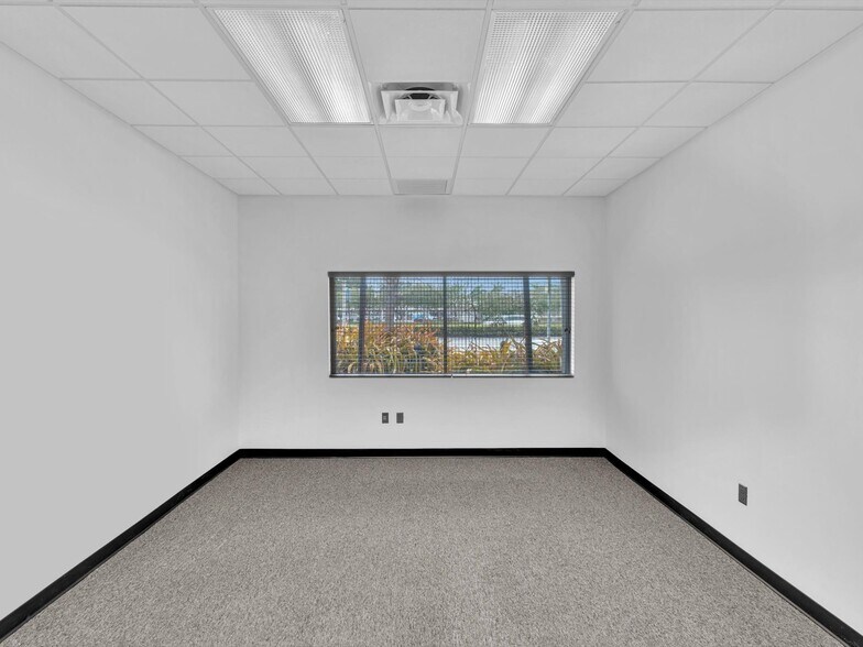 More Photos Of 2200 N University Dr, Sunrise Warehouse For Lease
