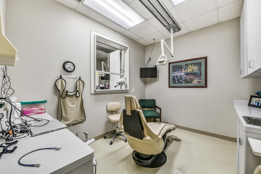 More Photos Of 2401 Parkwood Ave, Friendswood Office For Sale