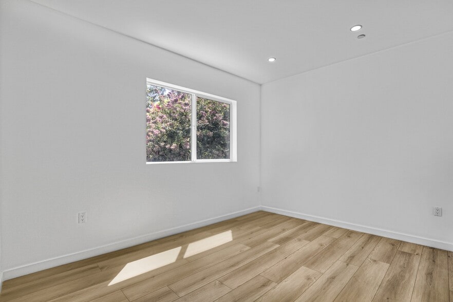 More Photos Of 10826 Hesby St, North Hollywood Apartments For Sale