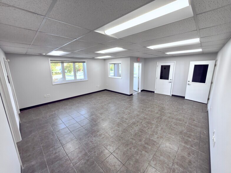 More Photos Of 1019 Rail Dr, Woodstock Warehouse For Lease