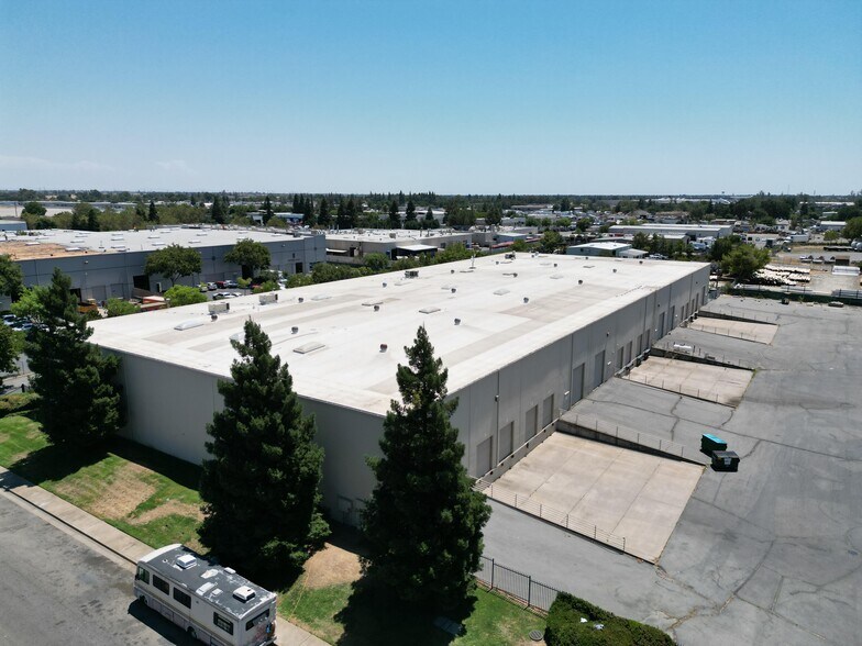 More Photos Of 8432 Rovana Cir, Sacramento Warehouse For Lease