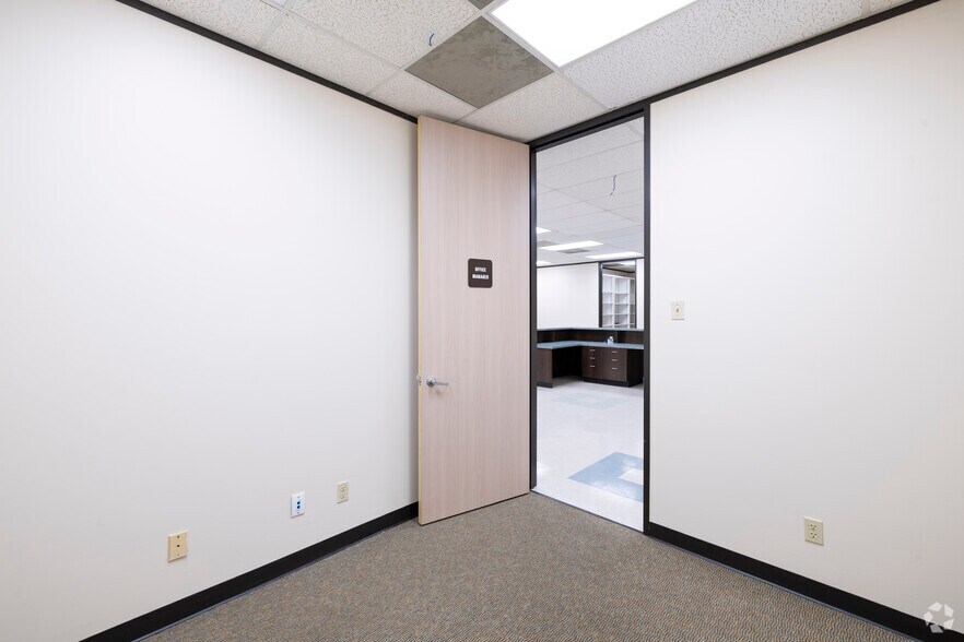 More Photos Of 7440 Cypress Creek Pky, Houston Storefront Retail Office For Sale