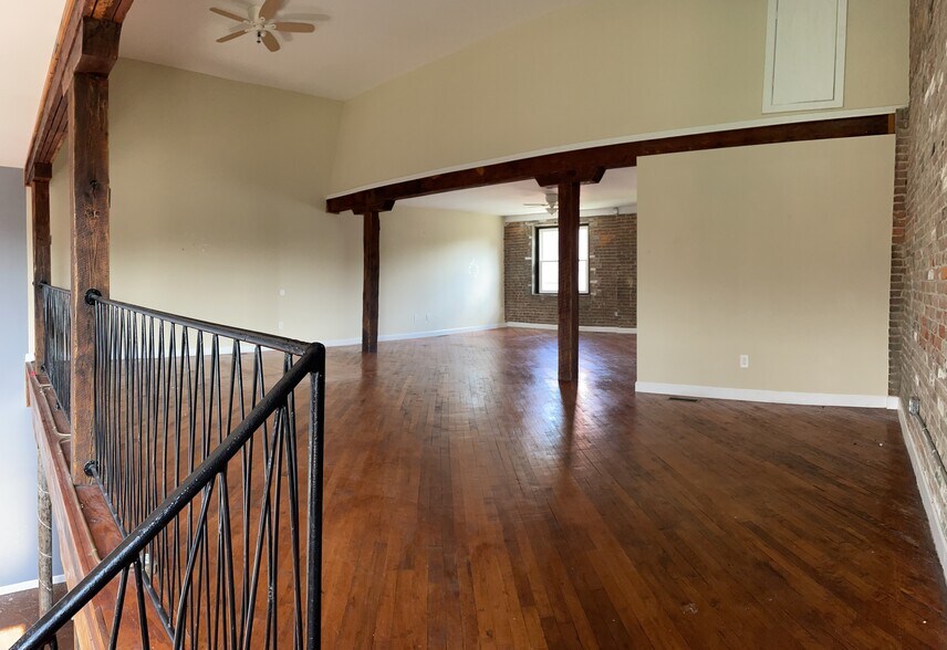 More Photos Of 27 N Main St, Springfield Specialty For Lease