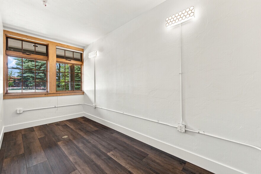 More Photos Of 1260 N West St, Wilson Office For Lease