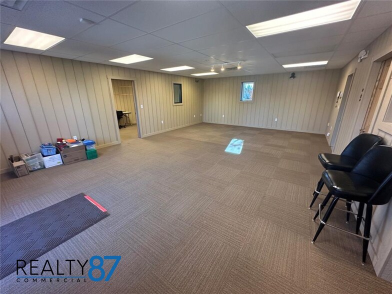 More Photos Of 1210 N Center Point Rd, Hiawatha Office For Sale