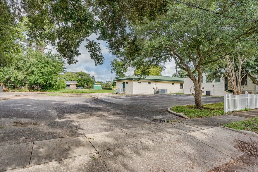 More Photos Of 1401 Spring Hill Ave, Mobile Medical For Sale