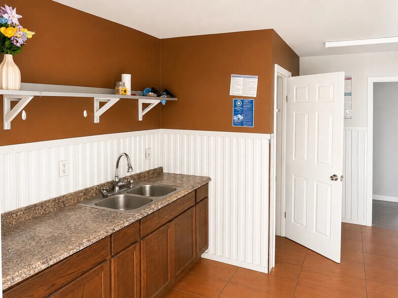 More Photos Of 1916 S Philippe Ave, Gonzales Showroom For Lease
