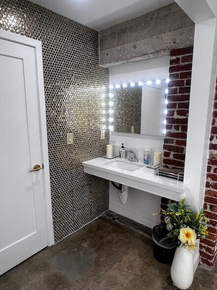 More Photos Of 330 N Western Ave, Los Angeles Storefront Retail Office For Lease