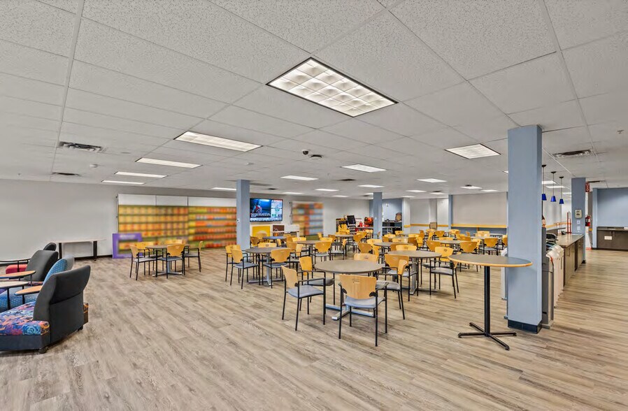 More Photos Of 5350 Creekbank Rd, Mississauga Office For Sale