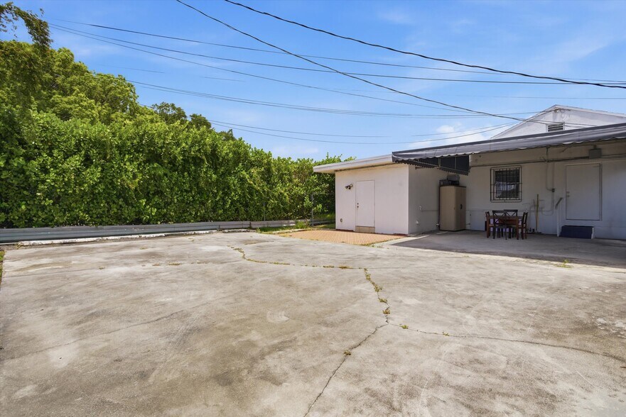 More Photos Of 3240 NW 7th St, Miami Office For Sale