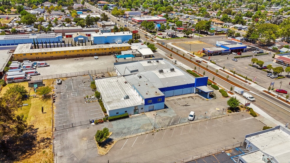 More Photos Of 1319-1323 W Texas St, Fairfield Freestanding For Sale