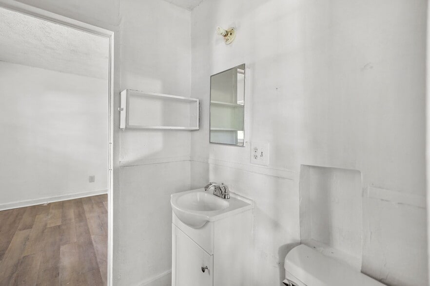 More Photos Of 138 Main St, Sharpsburg Flex For Sale