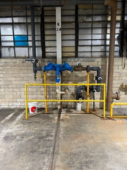 More Photos Of 400 Myron St, Youngstown Manufacturing For Lease