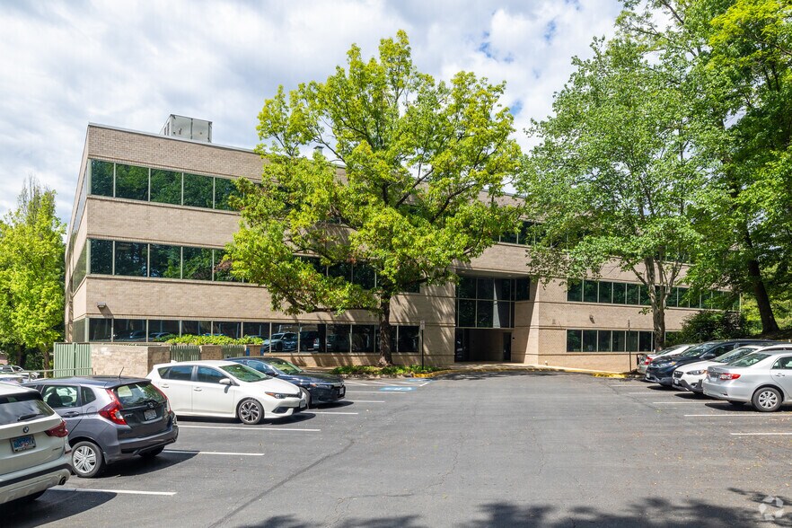 More Photos Of 7601 Lewinsville Rd, McLean Medical For Sale