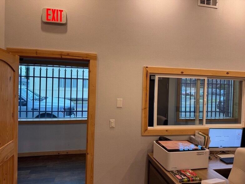 More Photos Of 7522-7524 SE 52nd Ave, Portland Light Distribution For Sale