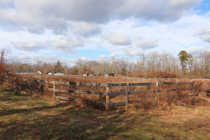 More Photos Of 919 Lakewood Farmingdale Rd, Howell Horse Stables For Lease